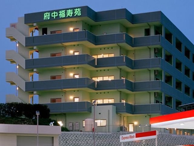 青空に映える建物外観 外観 ゆったりとした静けさが包む外観は、夜間でも安心して過ごせる環境を提供しています。
