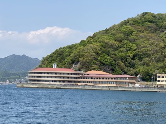 山に囲まれた建物