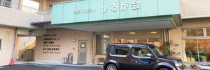 車が停まるエントランス