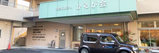 車が停まるエントランス