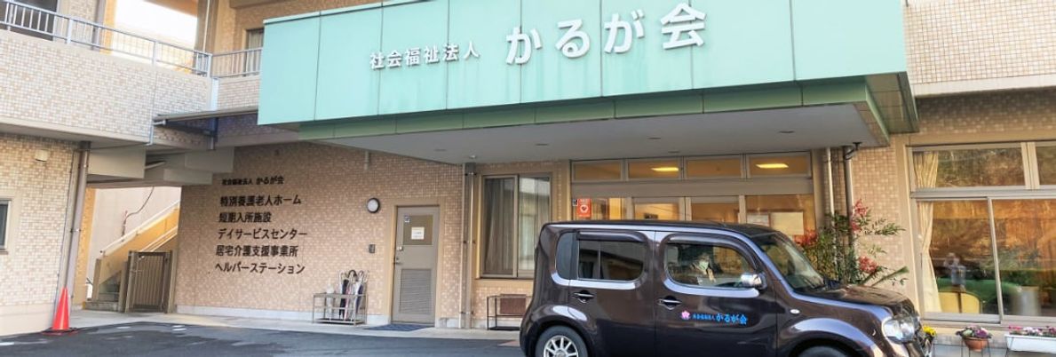 車が停まるエントランス