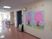 桜の絵が飾られた廊下