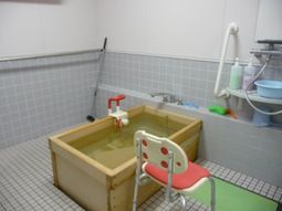 手すり付きの浴室