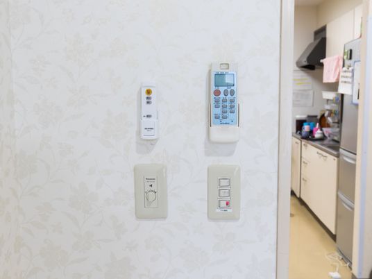 壁に取り付けられた操作パネル