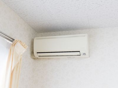 壁に取り付けられたエアコン
