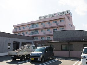 ピンク色の建物外観