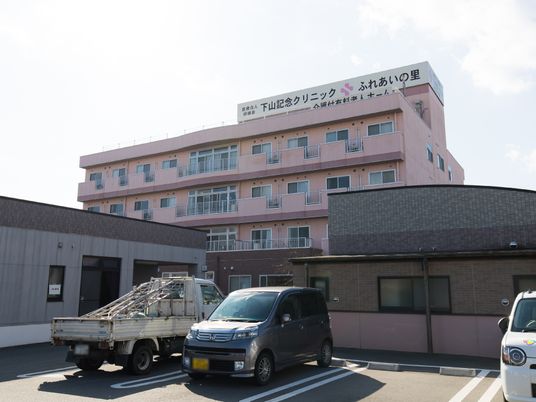 ピンク色の建物外観