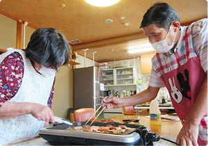 調理を楽しむシーン