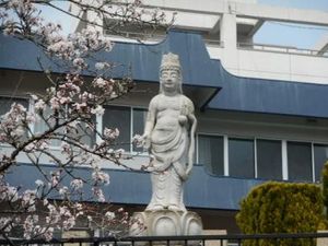 仏像のある中庭  