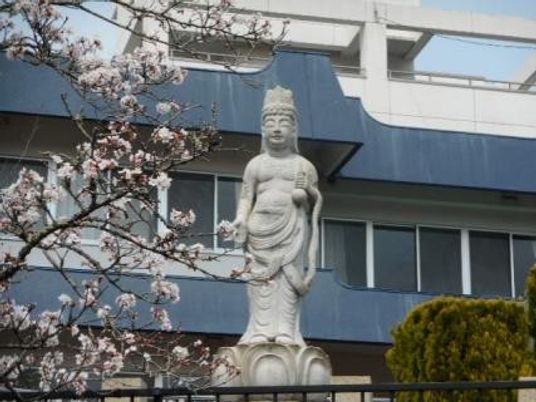 仏像のある中庭  