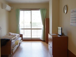 明るい居室の窓辺  