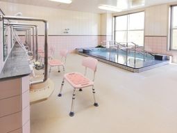 浴槽付きの明るい浴室