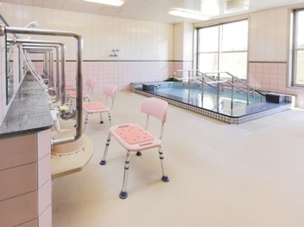 浴槽付きの明るい浴室