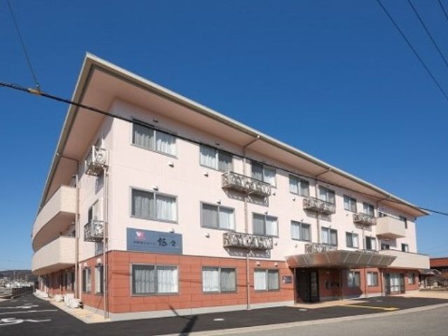 明るい外観の建物 外観 広々とした快適な建物外観で、新たな職場として考えられる環境がここにあります。白と赤の明るい色合いが特徴的です。