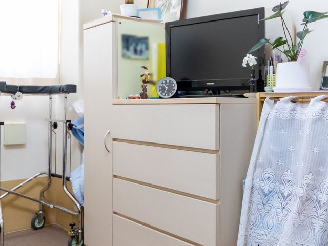 居室の家具とテレビ 居室 ゆとりのある居室です。個人の趣味や必要品を収納するスペースが確保されており、快適な生活空間をご提供しています。