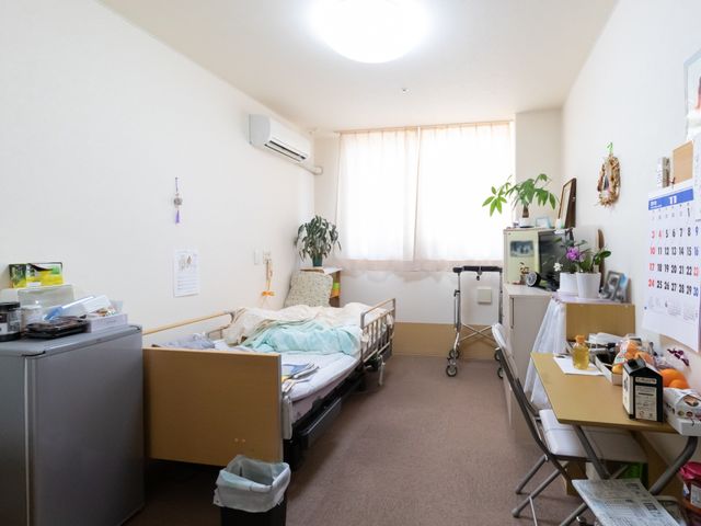 暖かみのある個室の居室 居室 広々とした窓から光が差し込む、居心地の良い居室です。個人の趣味や好みに合わせて飾り付けられ、心温まる空間をご提供しています。