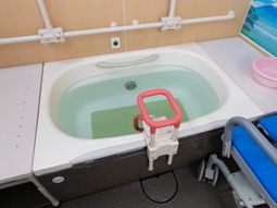 介護用浴槽と手すり