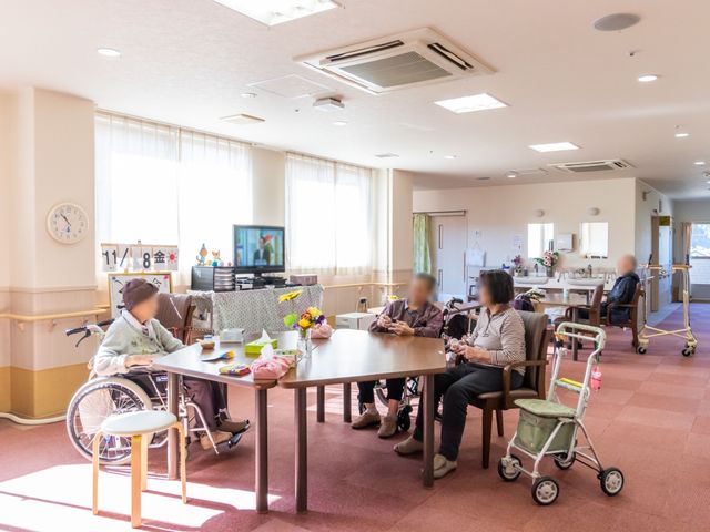 日差しが入る共有スペース 食堂 ゆったりとした食堂で、訪れた人々は自由に過ごしています。明るい窓辺で楽しむ手仕事や会話が日々の彩りを添えています。