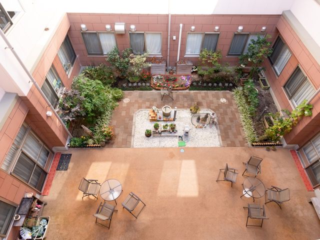 緑に囲まれた屋外中庭 中庭 屋外に設けられた中庭は、植物やベンチが配置され、日々の憩いの場となっています。利用者の方々に癒しの時間を提供しています。