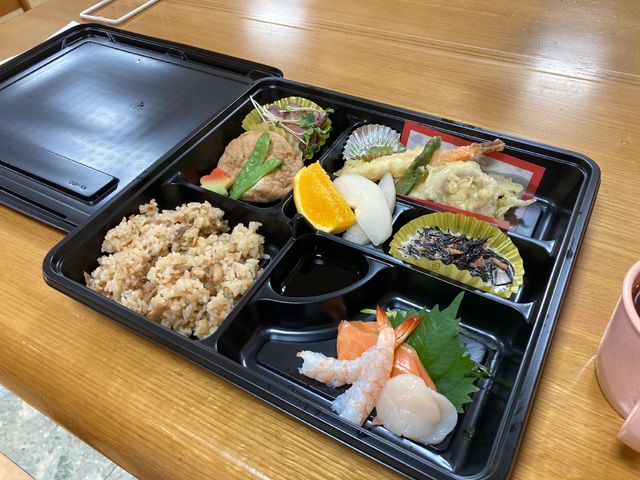 バランスの良い食事メニュー 食事 彩り豊かな食事を提供する食堂です。栄養バランスを考えたメニューで、健康をサポートします。