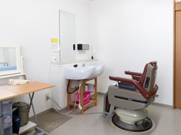 理美容室の椅子と洗面台