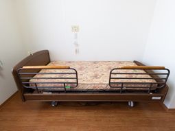 安全な柵付きベッド