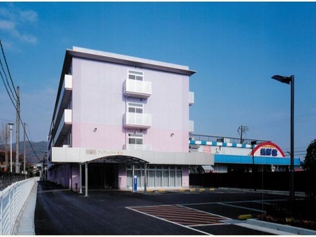 ピンクの壁の建物外観 外観 この建物は鮮やかなピンク色の外壁が特徴的で、明るい雰囲気の環境を提供しています。訪れる方々を温かく迎えるデザインになっており、快適な勤務が期待できそうです。