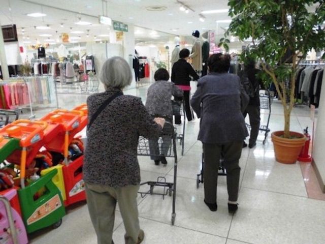 ショッピングする人々 レクリエーション ゆったりとした空間で買い物を楽しむご利用者様の姿です。日々の暮らしに彩りを添える、活動的な環境を提供しています。