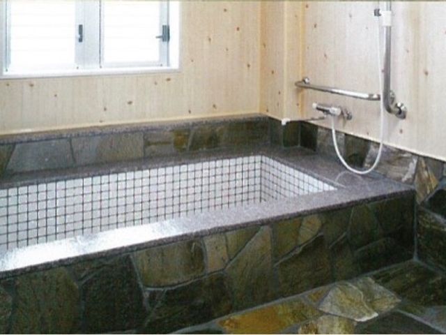清潔な浴室 浴室 入浴のひとときを安全に楽しめる空間が整っています。手すりや座れるスペースも備えた設計になっております。