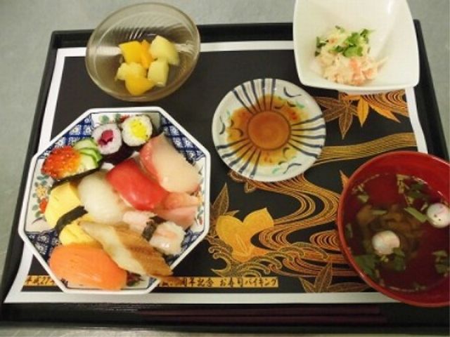 彩り豊かな食事セット 食事 彩り豊かな食事が提供された食環境で、心身ともに健康を支えます。利用者の笑顔が見られる職場で、やりがいを感じましょう。