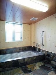 明るい和風の浴室