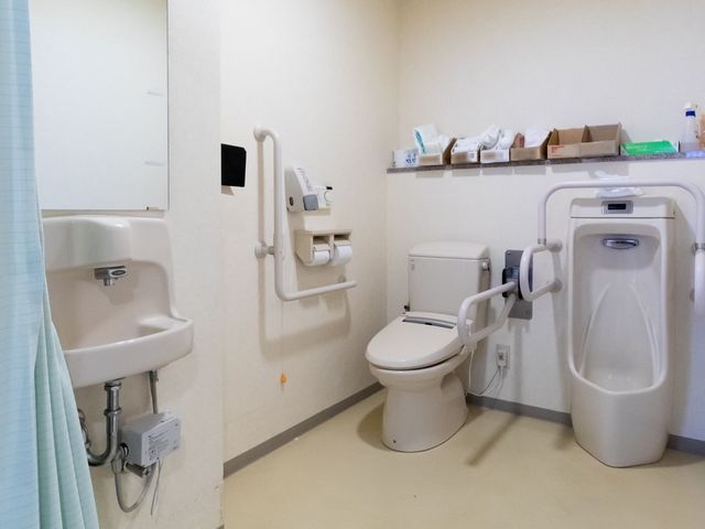 バリアフリー構造の洗面トイレ トイレ 手すり付きのトイレは、安全かつ自立した日常生活をサポート致します。清潔感ある空間で多様なニーズに応えられる設計です。