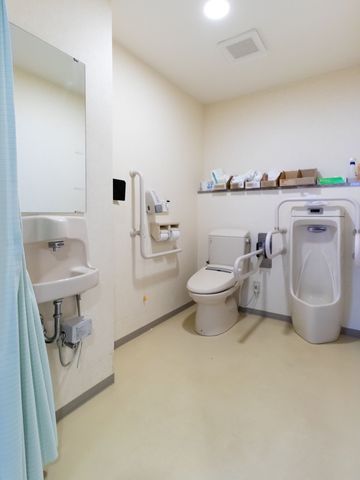 バリアフリー構造の洗面トイレ トイレ 手すり付きのトイレは、安全かつ自立した日常生活をサポート致します。清潔感ある空間で多様なニーズに応えられる設計です。