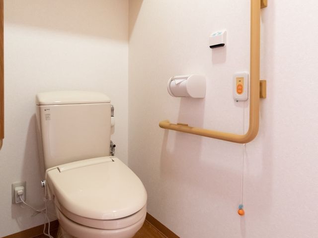 バリアフリー対応トイレ トイレ 安全を考慮した手すり付きトイレで、どなたでも快適にご利用いただけます。清潔感ある空間が保たれています。