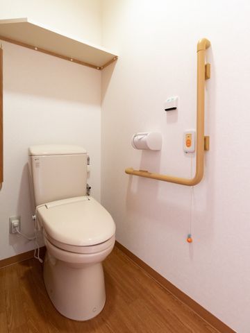 バリアフリー対応トイレ トイレ 安全を考慮した手すり付きトイレで、どなたでも快適にご利用いただけます。清潔感ある空間が保たれています。