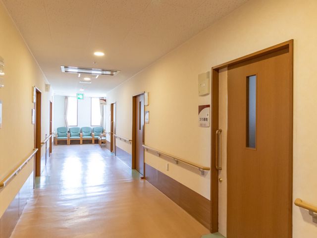 明るい廊下と椅子 廊下 手すりが整った広々とした廊下です。こちらではゆったりと安心して歩行訓練ができます。