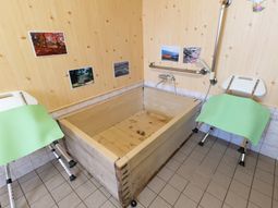 木製の浴槽と椅子