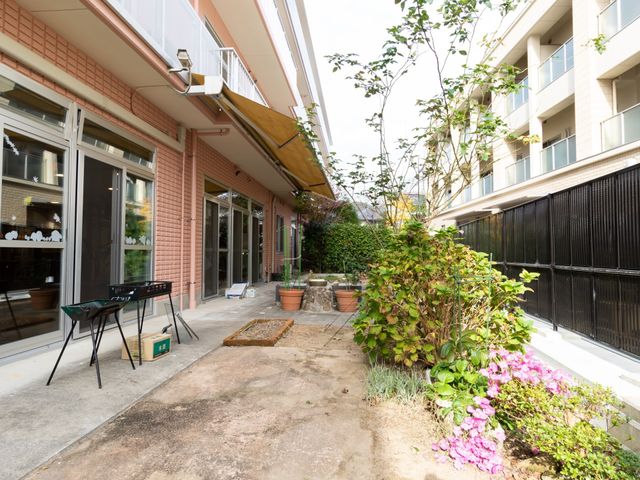 緑豊かな屋外スペース 中庭 ゆったりとした中庭では、四季折々の花々を楽しむことができ、日々の憩いの場となっています。
