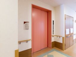 ピンクのエレベーター扉