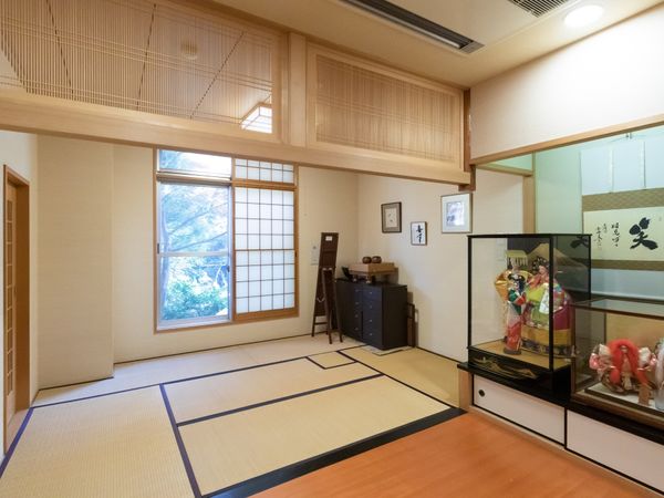 明るい和室の一角