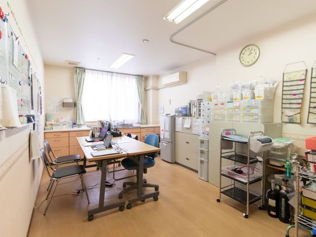スタッフルームの様子 事務室 ここはスタッフの情報共有と業務の効率を上げるための整理された空間です。必要な物品が整然と配置され、日々の運営を支えています。