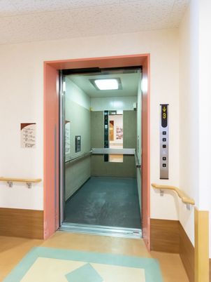 バリアフリー設計のエレベーター