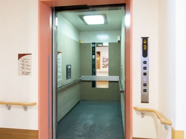 バリアフリー設計のエレベーター エレベーター ゆったりとした空間のバリアフリーエレベーターです。手すりも備えられ、安全に配慮された設計となっております。