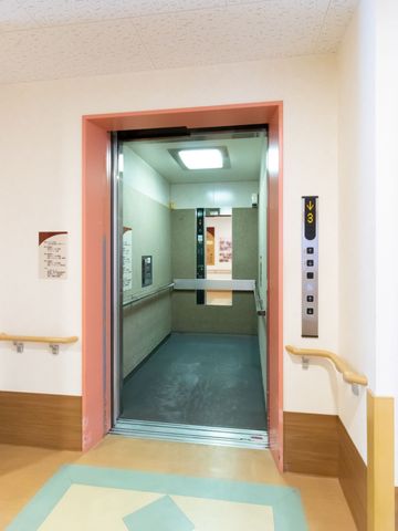 バリアフリー設計のエレベーター エレベーター ゆったりとした空間のバリアフリーエレベーターです。手すりも備えられ、安全に配慮された設計となっております。
