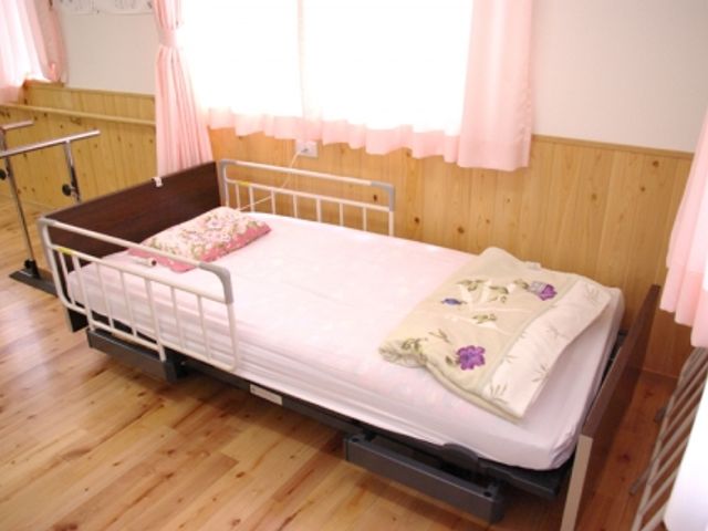 採光良好な居室 居室 自然光が差し込む明るい居室です。床は木目調で、温かみを感じられます。