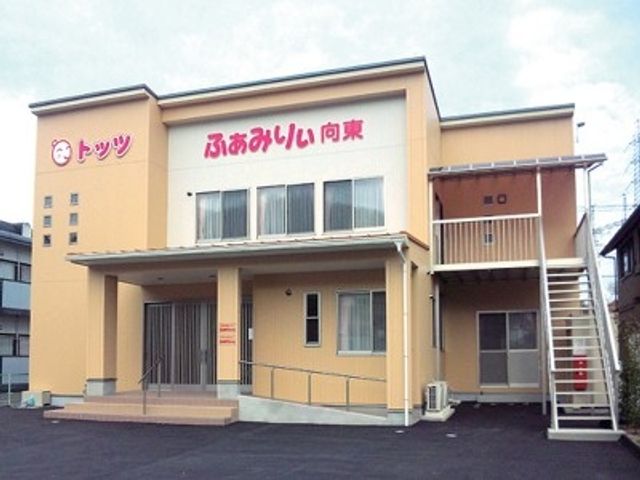 外観の建物正面 外観 明るいベージュの外壁が特徴の建物です。正面には階段も備わっています。
