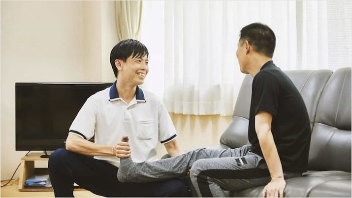 笑顔のスタッフと利用者の和室