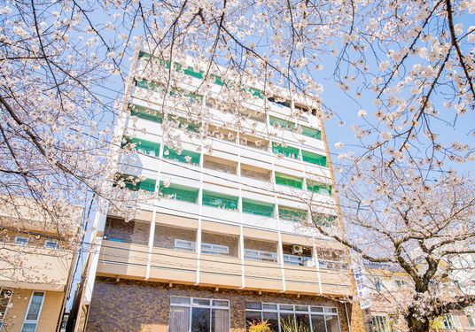 桜の見える外観