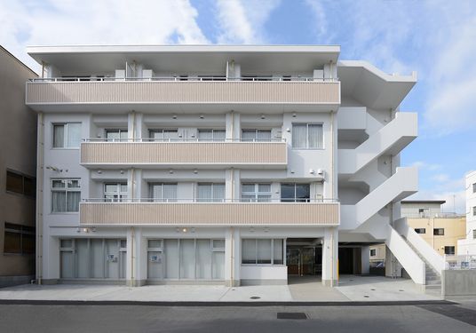 広々とした建物外観
