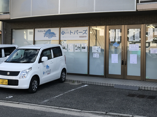 送迎車と入口の外観  